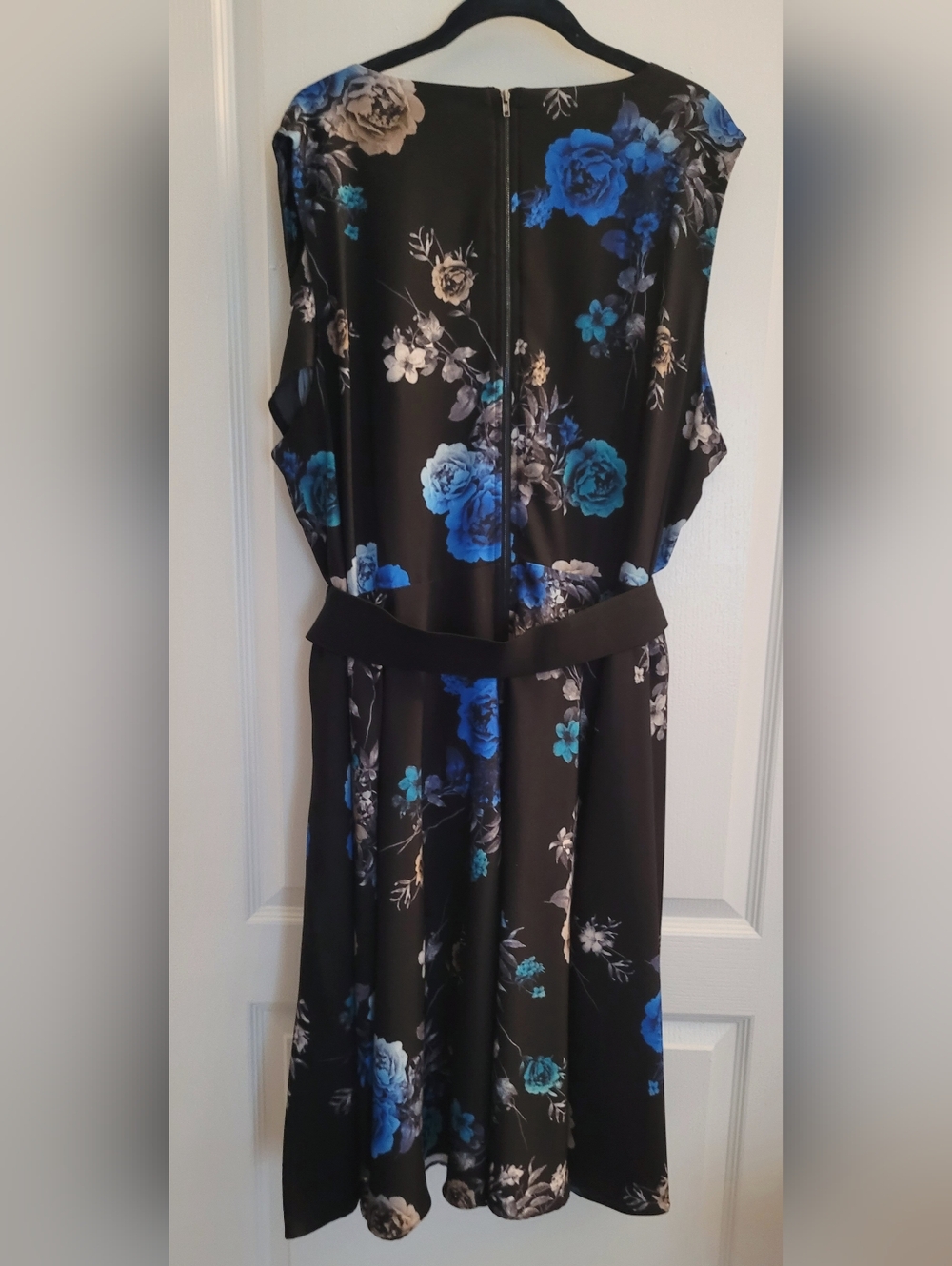 City Chic Black Floral Midi Dress with Blue & Cream Blooms - Picture 8 of 10